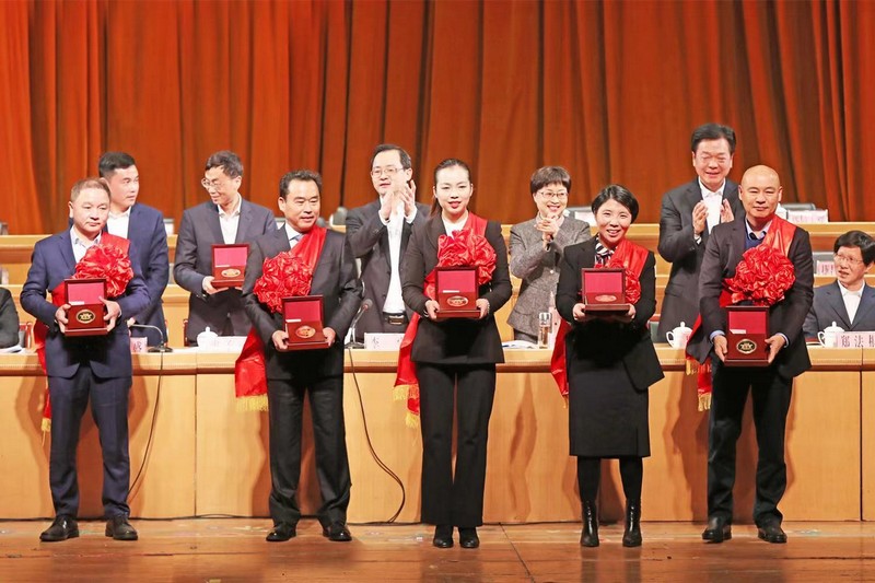 1614130575276399MFfT.jpg 董事长上台领奖.jpg