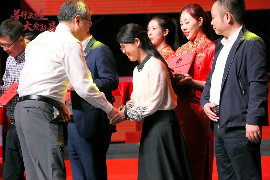 1698646413445721f9At.jpg 颁奖.jpg