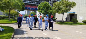 浙江爱游戏全站app官网入口总裁吕春雷对园区一线员工进行高温慰问